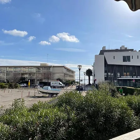 F2 Avec Terrasse De 25m² Et Parking, Proche Thermes A - Fr-1-680-42 Apartment