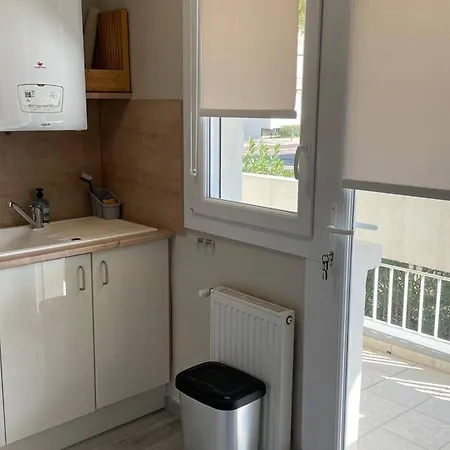 F2 Avec Terrasse De 25m² Et Parking, Proche Thermes A - Fr-1-680-42 Apartment
